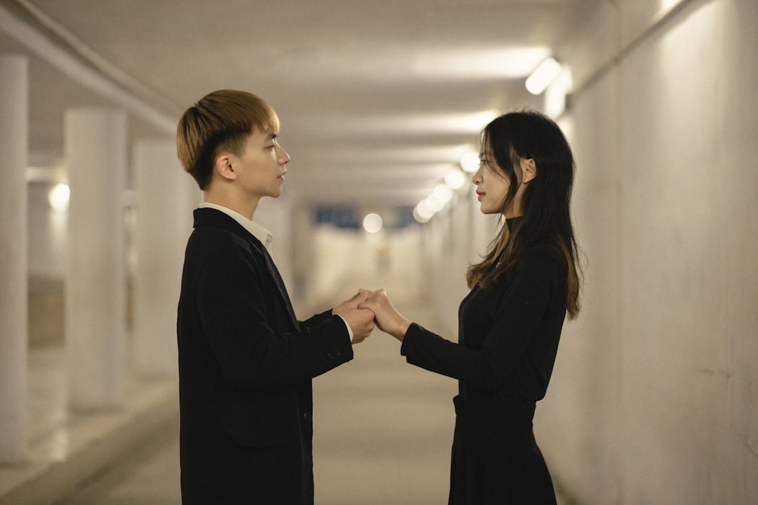 好きな人の前で緊張して話せない:原因と自然に接する5つのコツ